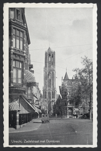 606219 Gezicht op de Mariaplaats en de Zadelstraat te Utrecht, met op de achtergrond de Domtoren.